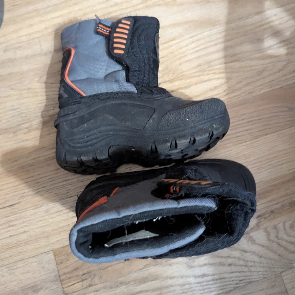 Little Kids Sz 11 Black and Gray Winter Boots